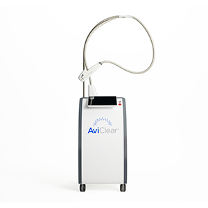 <b>AviClear®, Cutera</b><br>Dystrybutor: Bogdani Dermatologia <br><br> Przełomowe urządzenie do laserowego leczenia łagodnego, umiarkowanego i ostrego trądziku, zatwierdzone przez FDA. Światła laserowe o długości fali 1726 nm prowadzi do selektywnego uszkodzenia przyrosłych, nieprawidłowych gruczołów łojowych, pozwalając na trwałe wyleczenie trądziku.
