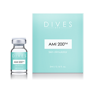 <b>Ami 200™, Dives Med</b><br>Dystrybutor: Dives Med <br><br> Silnie napinający modulator tkankowy na bazie fragmentarycznego kwasu hialuronowego, choliny i aminokwasowych prekursorów kolagenu. Cholina jest prekursorem acetylocholiny, neurotransmitera, który reguluje tonus mięśni i funkcjonowanie naskórka. Dodatek fragmentarycznego kw. hialuronowego (20-38 monomerów) stymuluje receptory CD-44 fibroblastów, promując remodeling kolagenu, elastyny i glikozaminoglikanów.