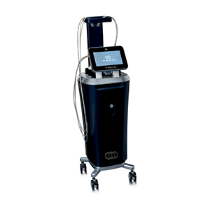 <b>EVOLVEX, INMODE IZRAEL</b><br>Dystrybutor: Shar-Pol Sp.z o.o.  <br><br> Transformacja 3D ujędrnia skórę, redukuje tkankę tłuszczową i wzmacnia mięśnie. Efektem jest redukcja obwodu i poprawa konturów ciała. Technologia:  •Tite – energia bipolarnego RF przebudowuje skórę i poprawia wygląd. •Tone – kontrolowana aktywacja mięśni CMA indukuje mimowolne skurcze mięśni • Transform – łączy: redukcję tkanki tłuszczowej, ujędrnianie bipolarnym prądem RF oraz CMA.