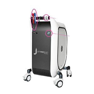 <b>Jetpro Duo, Tavtech</b><br>Dystrybutor: Shar-Pol <br><br> Łączy mezoterapię wysokociśnieniową z fotoporacją światłem LED. Mezoterapia wysokociśnieniowa polega na wtłaczaniu preparatów do poziomu skóry właściwej (0,5–1,5 mm) bezdotykowo i bezinwazyjnie z prędkością poddźwiękową (około 720 km/godz). Fotoporacja światłem LED to podawanie wybranego preparatu z równoczesnym emitowaniem czerwonego lub niebieskiego światła.