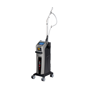 <b>Red Touch Pro, Deka Laser</b><br>Dystrybutor: ITP SA <br><br> To, co wyróżnia RedTouch Pro, to długość światła, która oddziałuje na kolagen. Wiązka lasera od razu stymuluje w skórze produkcję kolagenu typu pierwszego, nie uszkadzając jej, a przyspieszając proces regeneracji. Wersja Pro to większa moc urządzenia (15 W) i tryb pracy Moveo, który umożliwia stopniowe dostarczanie energii do tkanki.