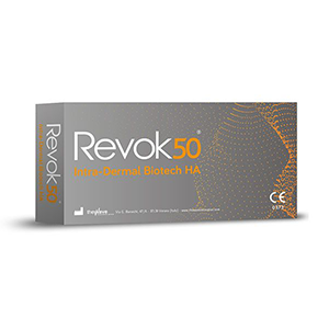 <b>Revok 50, The Wave Innowation Group - Italy</b><br>Dystrybutor: Totis Pharma <br><br> Stymuluje produkcję tropokolagenu przez fibroblasty, który polimeryzuje macierz zewnątrzkomórkową. Jest silnym środkiem odmładzającym tkankę łączną. Wyjątkowo skuteczny w leczeniu odwodnionej, matowej skóry. Skład: Elektrochemicznie niestabilizowany kw. hial. o identycznej długości łańcucha 2200 kDa, aminokwasy, L-prolina, L-hydroksyprolina, glicyna, L-lizyna HCl.