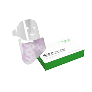 <b>Fotoage + Skinox Dark Spots Skymedic</b><br> Dystrybutor: Regenova Therapeutics <br><br>  Przeznaczenie i technologia: Zaawansowany, gabinetowy protokół fotobiodynamiczny łączy działanie składników depigmentacyjnych z biofotoniczną stymulacją światłem HDD LED. Terapia redukuje przebarwienia, wyrównuje koloryt i zapobiega nowym zmianom pigmentacyjnym. Składa się z czterech etapów: peelingu chemicznego, fotouczulającego serum, światłoterapii z maską Fotoage i maski depigmentującej. Składniki, takie jak kwas hialuronowy, melanostatyna, niacynamid i złoto koloidalne, działają na różnych etapach melanogenezy, a światło HDD LED wzmacnia ich efekt. Zabieg jest skuteczny i bezinwazyjny.