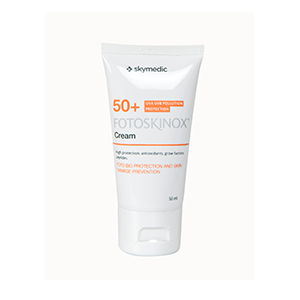 <b>Fotoskinox SPF 50+ Skymedic</b><br> Dystrybutor: Regenova Therapeutics  <br><br>  Przeznaczenie: Fotoprotektor nowej generacji. Chroni przed UV, IR, światłem niebieskim i zanieczyszczeniami. Dzięki filtrowi 3D z tlenkiem tytanu i składnikom aktywnym tworzy ochronny film, wzmacnia barierę skóry oraz działa antyoksydacyjnie i przeciwzapalnie. Skład: 15 proc. liposomalnych filtrów chemicznych, 3 proc. TiO₂, kompleksy Elix-ir™, Exo-P™, bawełna arabska oraz Delisens™ – neuropeptyd dla komfortu skóry wrażliwej.