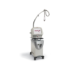<b>Fraxel Dual</b><br> Dystrybutor: Solta Medical <br><br>  Przeznaczenie i technologia: Zaawansowany system laserowy z ponad 15-letnim doświadczeniem klinicznym, 17 patentami i ponad 1,5 mln zabiegów na świecie. Łączy dwie długości fali (1550 i 1927 nm) do głębokiej i powierzchownej przebudowy skóry. Dzięki technologii Intelligent Optical Tracking® oraz precyzyjnej regulacji parametrów, umożliwia skuteczne i spersonalizowane terapie, także w okolicach oczu. Posiada certyfikat FDA, m.in. w leczeniu melasmy, leczeniu Actinic keratosis, blizn, przebarwień i resurfacingu.