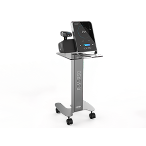 <b>Indiba® Reverso</b><br> Dystrybutor: Salveo Medical Devices <br><br>  Przeznaczenie i technologia: Radiofrekwencja mikroigłowa. Rewolucyjna technologia zapewnia indywidualne dopasowanie zabiegu, optymalne efekty estetyczne i maksymalne bezpieczeństwo, nawet przy cienkiej i wrażliwej skórze. Urządzenie emituje impulsy elektryczne co sekundę, pokrywając około 2 cm² na impuls, przez co zabieg na twarz lub brzuch trwa poniżej 10 minut i jest przyjemniejszy. Generuje do 10 W na pin, co zapewnia skuteczną i bezkrwawą ablację termiczną, przyspieszającą zdrową odbudowę tkanki. Piny Reverso mają ściętą pod kątem 15° krawędź, co ułatwia głębszą penetrację skóry.