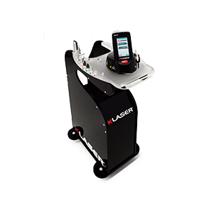 <b>K-Laser® Blue Derma</b><br> Dystrybutor: Salveo Medical Devices <br><br>  Przeznaczenie: Pierwszy na świecie diodowy laser niebieski o trzech długościach fali – 445, 660 i 970 nm. Dzięki pochłanianiu światła laserowego przez hemoglobinę, melaninę i wodę daje możliwości pracy z obszaru chirurgii plastycznej, dermatochirurgii, chirurgii naczyniowej, estetyki, dermatologii, podologii i fizjoterapii. Laser jest ablacyjny i nieablacyjny w jednym, a dodatkowo mieści się do torebki. Jego waga wynosi 1,5 kg wraz z rękojeścią i akumulatorem (istnieje możliwość pracy bezprzewodowej).