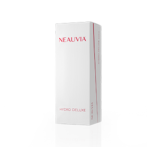<b>Neauvia Hydro Deluxe</b><br> Dystrybutor: Matex Lab Poland Sp. z o.o. <br><br>  Przeznaczenie i skład: Produkt iniekcyjny zawierający nieusieciowany kwas hialuronowy o stężeniu 18 mg/ml oraz hydroksyapatyt wapnia w stężeniu 0,01 proc. ze zmikronizowanymi cząsteczkami. Wspomaga naturalną regenerację skóry, oddziałując na poprawę napięcia, elastyczności i nawilżenia skóry. Aminokwasy – glicyna i L-prolina – wspierają fizjologiczną produkcję kolagenu, poprawiając elastyczność, jędrność i strukturę skóry.