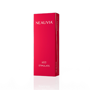 <b>Neauvia Stimulate</b><br> Dystrybutor: Matex Lab Poland Sp. z o.o. <br><br>  Przeznaczenie i skład: Hybrydowy produkt iniekcyjny z kwasem hialuronowym o stężeniu 26 mg/ml, usieciowanym PEG (glikolem polietylenowym) i hydroksyapatytem wapnia w stężeniu 1 proc. Już jeden zabieg pozwala uzupełnić ubytki tkankowe, a jednocześnie działa biostymulująco – dzięki zmikronizowanym cząsteczkom CaHA długofalowo pobudza naturalną produkcję kolagenu. Preparat poprawia wygląd i jakość skóry bez zmiany rysów twarzy: odbudowuje utraconą objętość, modeluje owal, redukuje zmarszczki oraz zwiększa jędrność i elastyczność. Aminokwasy – glicyna i L-prolina – wspierają procesy syntezy kolagenu.