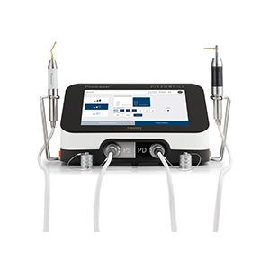 <b>Piezosurgery® Mectron</b><br> Dystrybutor: FM Dental <br><br>  Przeznaczenie i technologia: Urządzenie wykorzystuje wytwarzane ultradźwięki do cięcia tkanek zmineralizowanych, równocześnie nie tnąc tkanek miękkich. Technologia piezoelektryczna umożliwia precyzyjne cięcie, nawiercanie i separację tkanek twardych bez uszkadzania tkanek miękkich. Zapewnia szybsze gojenie, mniejsze stany zapalne i niższy ból pooperacyjny. Stosowana we wszystkich rodzajach chirurgii kostnej, szczególnie w rynoplastyce i genioplastyce.