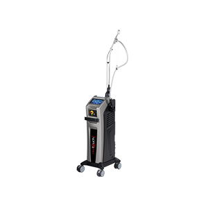 <b>RedTouch PRO, Deka</b><br> Dystrybutor: ITP SA <br><br>  Przeznaczenie: Nieablacyjny laser frakcyjny o długości wiązki 675 nm, którego głównym celem jest usuwanie łagodnych zmian barwnikowych, blizn potrądzikowych i odmładzanie skóry za pomocą zwiększenia jej wolumetrii, szczególnie w obrębie twarzy i szyi. Selektywna długość fali 675 nm oraz zintegrowany system chłodzenia pozwalają na komfortowe przeprowadzenie zabiegu bez uszkadzania warstwy naskórka. Wersja PRO to większa moc urządzenia (15 W) i tryb pracy MoveoTM, który umożliwia stopniowe dostarczanie energii do tkanki.