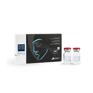 <b>Sunekos Performa, Sunekos</b><br> Dystrybutor: BD Aesthetic <br><br>  Przeznaczenie i skład: Zaawansowany wyrób medyczny do biostymulacji skóry, pobudzający fibroblasty do produkcji kolagenu i elastyny, kluczowych dla jędrności i sprężystości skóry. Preparat z opatentowaną formułą HY6AA zawiera niskocząsteczkowy kwas hialuronowy (50–250 kDa) i sześć aminokwasów niezbędnych do syntezy białek skóry. Poprawia gęstość, napięcie i nawilżenie skóry, wspierając jej fizjologiczną równowagę i naturalne procesy naprawcze. Aminokwasy spowalniają degradację kwasu hialuronowego przez hialuronidazę, wydłużając trwałość i wzmacniając działanie preparatu.