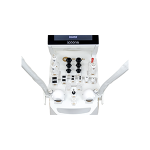 <b>Icoone® Microfacial Icoone®</b><br> Dystrybutor: Mrotex <br><br>  Przeznaczenie i technologia: Urządzenie łączy z sobą patent Roboderm® i energię światła LED. Światło LED o długości fali 650 nm oddziałuje na fibroblasty i stymuluje produkcję kolagenu i elastyny. Microfacial oferuje osiem ukierunkowanych działań do spersonalizowanych zabiegów na twarzy, szyi i dekolcie, w tym: mikrozłuszczanie, lifting, ujędrnianie, drenaż, rozświetlenie, przebudowę, pobudzenie metabolizmu komórek oraz anti-aging.