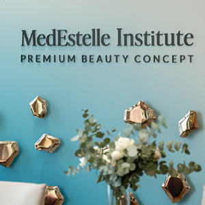 <b>MEDESTELLE, INSTITUTE PREMIUM BEAUTY CONCEPT</b><br><br> Instytut Medestelle to luksusowa przestrzeń łącząca kosmetologię, dermatologię i nowoczesne technologie w służbie młodości skóry. Założony przez Jolantę Zwolińską, od 40 lat pionierkę polskiego rynku beauty, oferuje spersonalizowane terapie anti-aging, regeneracyjne i wellness. Zespół ekspertów dba o wygląd, zdrowie i samopoczucie gości, stosując zabiegi na twarz, ciało i włosy, a autorska metoda mindfulness wspiera wewnętrzny spokój i balans.