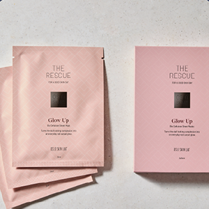 <b>MASKA DO TWARZY THE RESCUE GLOW UP, OSLO SKIN LAB</b><br><br> Maska do twarzy The Rescue Glow Up, wykonana z biocelulozy, idealnie dopasowuje się do konturów twarzy, działając jak druga skóra. Składniki aktywne wnikają głęboko, zapewniając natychmiastowy blask, wygładzenie, ujędrnienie oraz wyrównanie kolorytu skóry. Produkt przywraca promienność cery, poprawia jej jędrność i elastyczność, pozostawiając skórę zdrową, rozświetloną i pełną witalności.