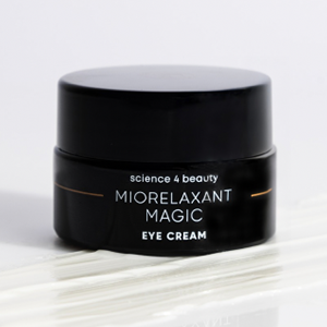 <b>MIORELAXANT MAGICTM EYE CREAM, SCIENCE 4BEAUTY</b><br><br> Krem wygładza zmarszczki mimiczne dzięki konotoksynie Miorelaxant MagicTM, o działaniu miorelaksacyjnym, blokująca jonowe kanały sodowe mięśni szkieletowych. Ektoina, trehaloza i kwas hialuronowy nawilżają, escyna redukuje opuchliznę i cienie, a ekstrakty z żeń-szenia i imbiru ujędrniają skórę. Adenozyna, sezamina i skwalan wzmacniają działanie przeciwzmarszczkowe. Formuła bezzapachowa, bez silikonów i parabenów, odpowiednia do skóry wrażliwej i atopowej.