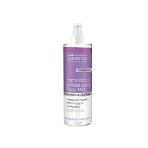 <b>MGIEŁKA MOONLIGHT WELLNESS BIELENDA PROFESSIONAL</b><br><br> Księżycowa mgiełka harmonizująco-nawilżająca z linii Moonlight Wellness marki Bielenda Professional. Ma lekką, dwufazową formułę, inspirowaną siłą kamieni szlachetnych, która otula skórę mgiełką ukojenia i blasku. Zawiera kamień księżycowy, fermentowaną wodę ryżową, aminokwasy, olej z dzikiej róży i pestek winogron oraz ekstrakt z lotosu, które wspólnie nawilżają, regenerują i chronią skórę. Rozświetla cerę, koi podrażnienia i wspiera naturalną równowagę skóry. Rekomendowana szczególnie do skóry suchej, wrażliwej, pozbawionej blasku.