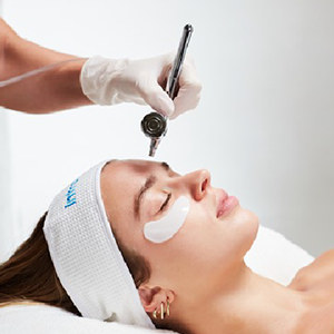 <b>INTRACEUTICALS, INFUZJA TLENOWA</b><br><br> Intraceuticals to innowacyjna, nieinwazyjna metoda infuzji tlenowej, która wykorzystuje tlen hiperbaryczny do transportu kwasu hialuronowego i zaawansowanych składników aktywnych w głąb skóry. Opatentowany system warstw hialuronowych zapewnia wielopoziomowe nawilżenie i regenerację skóry z natychmiastowym efektem. Metoda została przebadana klinicznie w Polsce na pacjentach onkologicznych, gdzie potwierdzono jej skuteczność w poprawie kondycji i komfortu skóry w trakcie oraz po zakończeniu terapii onkologicznej. Wyniki badań potwierdzają efekty estetyczne i realne wsparcie w regeneracji skóry wymagającej szczególnej troski,