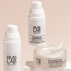 <b>RVB LAB THE SKIN, MICROBIOMA</b><br><br> Zabieg Microbioma włoskiej marki RVB LAB The Skin wykorzystuje ponad 60-letnie doświadczenie w pielęgnacji skóry i innowacyjny system Revibiome, który odbudowuje i chroni mikrobiom skóry. Formuły są delikatne, hypoalergiczne i bezpieczne dla skóry wrażliwej, atopowej, onkologicznej oraz po zabiegach estetycznych. Linia obejmuje zabieg gabinetowy i pielęgnację domową, wspiera równowagę mikrobiomu, redukuje stany zapalne, zaczerwienienia i nadreaktywność skóry, poprawia nawilżenie, jędrność i komfort, przywracając zdrowy wygląd i naturalną odporność skóry.