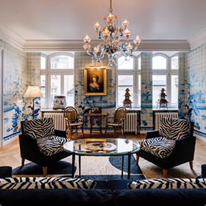 <b>MAISON SISLEY PARIS</b><br><br> W samym sercu eklektycznej kamienicy Rodryga Mroczkowskiego w Warszawie, pochodzącej z początku XX wieku mieści się SPA Maison Sisley. To wyjątkowa przestrzeń pielęgnacji i relaksu. Na 350 m2 są oferowane luksusowe rytuały prestiżowej marek Sisley Paris i Hair Rituel by Sisley, dopasowane do różnych potrzeb skóry i włosów. W ofercie m.in. nawilżające i przeciwstarzeniowe zabiegi twarzy, masaże oraz 90-minutowy rytuał regenerujący włosy Le Grand Soin. To miejsce łączy francuską elegancję z ukojeniem dla ciała i zmysłów.