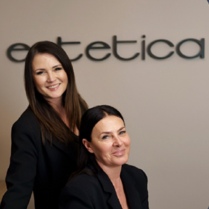 <b>ESTETICA KRAKÓW</b><br><br> Estetica to jedno z pierwszych miejsc medycyny estetycznej w Małopolsce, działające od 2001 roku w sercu Krakowa. Łączy nowoczesne technologie z doświadczeniem, oferując spersonalizowane zabiegi laserowe, anti-aging i modelowania sylwetki. Korzysta się tu z certyfikowanych urządzeń klasy światowej, zapewniając bezpieczeństwo i spektakularne efekty. Zespół Estetiki to wykwalifikowani specjaliści, których misją jest wzmacnianie pewności siebie klientów. Estetica to miejsce, gdzie piękno wydobywa się z subtelnością i precyzją.