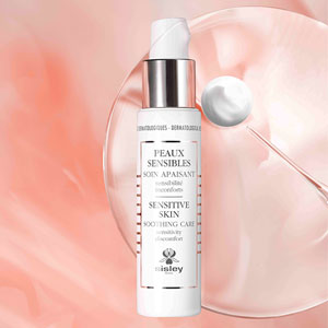 <b>SENSITIVE SKIN SOOTHING CARE, SISLEY PARIS</b><br><br> Krem oparty na najnowszych odkryciach naukowych, stworzony w 100% ze składników pochodzenia naturalnego. Działa na trzy główne przyczyny wrażliwości skóry, łagodząc dyskomfort, zaczerwienienia i wzmacniając barierę ochronną. Zawiera ekstrakt z algi złotej, ramnozę i konwalię japońską, które redukują reaktywność skóry i zwiększają jej odporność. Masło shea i oleje roślinne odżywiają, przywracają komfort i elastyczność. Już po dwóch tygodniach skóra staje się mocniejsza.