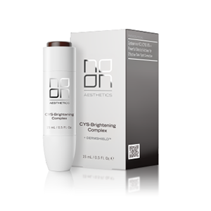 <b>CYS-BRIGHTENING COMPLEX, NOON AESTHETICS</b><br><br> Rewolucyjny CYS-Brightening Complex wykorzystuje technologię MelanoShield™. Preparat łączy moc rozjaśniającą 6% chlorowodorku cysteaminy z komfortem stosowania. Kompleksowe działanie przeciw przebarwieniom zapewnia połączenie cysteaminy i 4% niacynamidu. Technologia MelanoShield™ zmniejsza dyskomfort i podrażnienia typowe dla terapii cysteaminą, wydłużając czas aplikacji czterokrotnie.