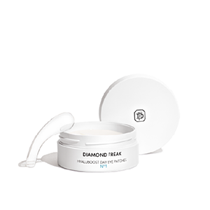 <b>PŁATKI POD OCZY HYALUBOOST NO. 1, DIAMOND FREAK</b><br><br> Hyaluboost Day Eye Patches No. 1 to intensywnie nawilżające płatki pod oczy z innowacyjną formułą Color Change™, które zmieniają barwę z białej na przezroczystą, uwalniając aktywne składniki. Zawierają niacynamid, kwas hialuronowy i skwalan dla wygładzenia i długotrwałego nawilżenia, a także ceramidy i beta-glukan wspierające regenerację i łagodzenie podrażnień. Ekstrakt z liści Melia Azadirachta wspomaga naturalne procesy naprawcze. Skóra staje się miękka, jędrna, gładka i pełna blasku.