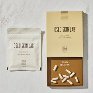 <b>THE GLOW™ INSIDE OUT BEAUTY BOOSTER, OSLO SKIN LAB</b><br><br> Suplement w kapsułkach z kwasem hialuronowym i witaminą C, który wspiera nawilżenie i zdrowy wygląd skóry od środka. Regularna suplementacja kwasu hialurono- wego zwiększa miękkość i gładkość skóry, przywraca blask i redukuje oznaki starzenia, jak drobne linie i zmarszczki. Witamina C chroni przed stresem oksydacyjnym i wspiera naturalną produkcję kolagenu. Rezultat to promienna, jędrna i pełna życia skóra z efektem naturalnego glow.