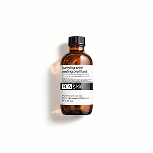 <b>PCA Skin Puryfing Peel</b><br> Dystrybutor: Bio-Esthetic <br><br>  Samoneutralizujący peeling nowej generacji do skóry trądzikowej. Formuła działa wielokierunkowo na kluczowe mechanizmy powstawania trądziku: zaburzoną keratynizację, zablokowane ujścia mieszków, stany zapalne oraz środowisko sprzyjające C. acnes. Synergiczne połączenie AHA (kwas mlekowy 8%, migdałowy 6%), BHA (salicylowy 2%) i PHA (glukonolakton 4%) wspiera złuszczanie, oczyszczanie porów i redukcję niedoskonałości. Bakuchiol, ekstrakty z noni i lukrecji oraz kwas alfa-liponowy zapewniają działanie antyoksydacyjne i wspierają skórę problematyczną. Efektem jest gładsza, bardziej jednolita skóra, o wyrównanym kolorycie, z mniejszą widocznością zmian i przebarwień pozapalnych.