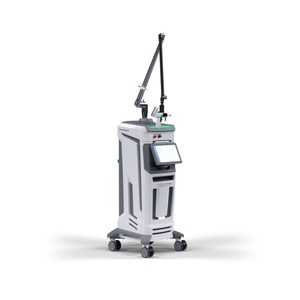 <b> Youlaser Prime </b><br> Dystrybutor: Quanta System Poland <br><br> Zaawansowane urządzenie do frakcyjnego resurfacingu i chirurgii dermatologicznej, łączące laser CO₂ w trybie HyperPulse oraz źródła lasera światłowodowego. Dzięki drugiej generacji Quanta Mixed Technology® umożliwia jednoczesną emisję dwóch długości fal w tym samym mikropunkcie, pozwalając precyzyjnie łączyć działanie ablacyjne i nieablacyjne. Tryby MIX, Hybrid i MIX-Hybrid umożliwiają dopasowanie parametrów do indywidualnych potrzeb klinicznych, przy jednoczesnym ograniczeniu czasu rekonwalescencji. Nowy system OptiScan PRIME zwiększa ergonomię i wszechstronność urządzenia, a specjalistyczny skaner Shelase PRIME rozszerza jego zastosowanie o zabiegi ginekologiczne, wspierające stymulację produkcji kolagenu oraz poprawę elastyczności tkanek. Technologia łączy precyzję, elastyczność i szerokie możliwości zastosowania w nowoczesnej praktyce medycznej.