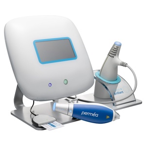 <b> Clear + Brilliant® Touch </b><br> Dystrybutor: SOLTA MEDICAL <br><br> Technologia laserowa wykorzystująca dwie długości fali: 1440 nm i 1927 nm, umożliwiające precyzyjne, wielopoziomowe oddziaływanie na skórę. Fala 1440 nm penetruje skórę właściwą do głębokości 400 µm, wspierając produkcję i remodeling kolagenu, poprawiając teksturę skóry, redukując widoczność porów i drobnych zmarszczek. Fala 1927 nm działa na poziomie naskórka i górnych warstw skóry właściwej (170 µm), wyrównując koloryt, poprawiając blask cery oraz zwiększając penetrację substancji aktywnych. Clear + Brilliant® Touch wspiera trzy kluczowe mechanizmy: zwiększenie wchłaniania składników pielęgnacyjnych, przebudowę kolagenu oraz odnowę komórkową. Technologia CB zachowuje integralność naskórka, zapewniając wysoki profil bezpieczeństwa. Inteligentny system optycznego skanowania aktywuje impuls wyłącznie przy prawidłowym kontakcie ze skórą, gwarantując równomierne rozmieszczenie mikrostref termicznych i powtarzalność rezultatów. Posiada certyfikat FDA oraz potwierdzenie skuteczności w 18 badaniach klinicznych.
