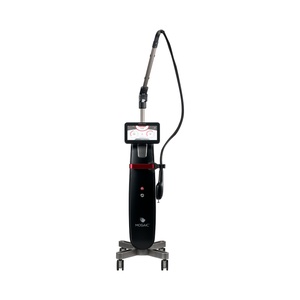 <b> Mosaic 3D Cynosure Lutronic </b><br> Dystrybutor: BOGDANI DERMATOLOGIA <br><br> Nieablacyjny laser frakcyjny erbowo-szklany 1550 nm wykorzystujący technologię 3D Controlled Chaos Technology™. Stymuluje neokolagenezę i neoelastogenezę, wspierając rewitalizację, ujędrnienie, rozjaśnienie oraz poprawę tekstury skóry. Łączy skaner rolkowy do dużych obszarów z precyzyjną końcówką szafirową do techniki stemplowania, umożliwiając pracę również w trudno dostępnych okolicach. Zintegrowane chłodzenie zwiększa komfort i bezpieczeństwo zabiegu, a nieablacyjny charakter technologii pozwala na krótką rekonwalescencję. Wspiera naturalne procesy odnowy skóry, poprawiając jej strukturę, teksturę oraz ogólną jakość. To nowoczesne podejście do terapii skin quality, skoncentrowane na naturalnej poprawie jakości skóry i subtelnych, autentycznych efektach.