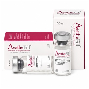 <b> AestheFill V200 </b><br> Dystrybutor: Aesthetic Concept  <br><br> AestheFill® to biostymulator tkankowy na bazie PDLLA – biodegradowalnego polimeru wspierającego naturalne procesy regeneracyjne skóry. Opatentowana technologia BPM (Biodegradable Polymer Microparticles) pozwala uzyskać regularne, kuliste i mikroporowate mikrosfery o wielkości ok. 20–45 µm, które wspierają neokolagenezę i przebudowę macierzy zewnątrzkomórkowej. Stopniowa biodegradacja PDLLA pobudza fibroblasty do produkcji kolagenu, poprawiając gęstość, jędrność i elastyczność skóry oraz wspierając odbudowę objętości i konturu. Jedna fiolka zawiera 200 mg preparatu – 154 mg PDLLA i 46 mg CMC. Efekt rozwija się stopniowo i może utrzymywać się do 24 miesięcy, a możliwość elastycznej rekonstytucji pozwala dopasować preparat do wskazania i potrzeb pacjenta.