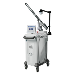 <b> HALO® TRIBRID™ </b><br> Dystrybutor:  Etancelle Aesthetic Company  <br><br> Laser frakcyjny, uznawany za pierwszy na świecie hybrydowy system o potrójnej długości fali, który wynosi niechirurgiczne odmładzanie skóry na zupełnie nowy poziom. Technologia ta umożliwia jednoczesne leczenie szerokiego spektrum problemów estetycznych i dermatologicznych – od oznak starzenia, przez przebarwienia, aż po blizny i nierówności struktury skóry. Zapewnia kompleksowe odmładzanie skóry od naskórka po tkankę podskórną, z efektami porównywalnymi do laserów ablacyjnych, ale z minimalnym czasem rekonwalescencji. Łączy w sobie najlepsze cechy laserów frakcyjnych — ablacyjnych i nieablacyjnych. Jednoczesne, silne działa na wielu poziomach, co pozwala osiągnąć niespotykane dotychczas efekty już po jednej sesji zabiegowej.