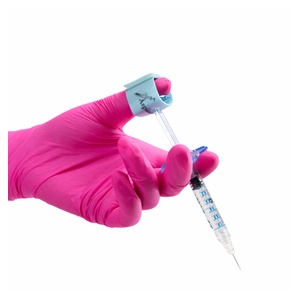 <b> Opaska wspomagająca aspirację do strzykawek ASPISURE  </b><br> Dystrybutor: ESTETIK.PL    <br><br> Miękka, jednorazowa nakładka wykonana z pianki medycznej, wspierająca bezpieczne i komfortowe wykonywanie aspiracji podczas iniekcji. Produkt pasuje do większości standardowych strzykawek i umożliwia kontrolowane cofnięcie tłoczka przy użyciu jednej ręki. Każda nakładka jest indywidualnie pakowana, co zapewnia maksymalną higienę podczas zabiegu.