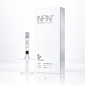 <b>Infini Premium Filler S+ Lidocaine</b><br> Dystrybutor: Infini <br><br>  Ultra-plastyczny żel wypełniający, stworzony na bazie usieciowanego kwasu hialuronowego, zaprojektowany do delikatnych obszarów skóry. Jego głównym zadaniem jest korekcja drobnych linii, płytkich zmarszczek, a także rewitalizacja skóry wokół oczu, ust oraz czoła. Kluczowym składnikiem jest kwas hialuronowy o wysokim stężeniu i małym rozmiarze cząsteczek (200 μm), który gwarantuje wyjątkową plastyczność i doskonałe właściwości adaptacyjne w delikatnych obszarach.