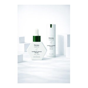<b> Lactoferrin Immuno Booster i Lactoferrin Immuno Cream </b><br> Dystrybutor:  Dermomedica Cosmeceuticals <br><br> Kompletny system pozabiegowy na trądzik pospolity, różowaty, grzybiczy oraz ŁZS. Aktywne kompleksy – 8% kompleks immunomodulujący, 8% kompleks neurosensoryczny, 3% azeloglicyny, 1% kwas linolowy, 0,2% laktoferyna, a w Boosterze dodatkowo 0,4% kwas salicylowy – działają wielokierunkowo: normalizują sebum, redukują nadreaktywność immunologiczną i stany zapalne, wzmacniają barierę hydrolipidową oraz łagodzą rumień, pieczenie i świąd. Formuły niekomedogenne i dobrze tolerowane to bezpieczne uzupełnienie terapii dermatologicznej. Efekt: mniej niedoskonałości i przebarwień pozapalnych, wyrównany koloryt, wzmocniona bariera naskórkowa i realny komfort pacjenta.