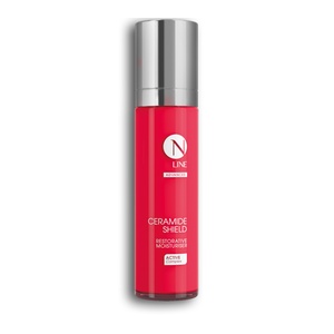 <b> Nline Ceramide Shield </b><br> Dystrybutor: Neauvia - Matex Lab <br><br> Krem pielęgnacyjny opracowany z myślą o wsparciu naturalnej bariery ochronnej skóry oraz utrzymaniu optymalnego poziomu nawilżenia. Jego starannie dobrana formuła pomaga zwiększyć komfort skóry, wspiera jej gładkość i miękkość oraz przyczynia się do poprawy jej wyglądu. Zawarty w formule ekstrakt z wąkroty azjatyckiej oraz peptyd kojący pomagają zmniejszyć widoczność zaczerwienień. Kompleks ceramidów wspiera barierę hydrolipidową skóry, natomiast peptyd prebiotyczny pomaga utrzymać równowagę mikrobiomu. Produkt jest odpowiedni dla każdego rodzaju skóry, również wrażliwej i naczyniowej, a także po zabiegach estetycznych. Lekka, kremowa konsystencja zapewnia komfort aplikacji i doskonale sprawdza się zarówno w porannej, jak i wieczornej pielęgnacji.
