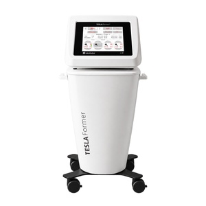 <b> TESLA FORMER </b><br> Dystrybutor:  SALVEO BIOMEDICAL GROUP    <br><br> Zaawansowany system wykorzystujący technologię Functional Magnetic Stimulation (FMS), przeznaczony do nieinwazyjnej, intensywnej stymulacji mięśni i modelowania sylwetki. Generowane pole elektromagnetyczne indukuje głębokie skurcze mięśni bez naruszania ciągłości skóry, elektrod kontaktowych i okresu rekonwalescencji. Technologia idealnie odpowiada na jeden z najważniejszych nowych kierunków w medycynie estetycznej – rosnącą grupę pacjentów w trakcie i po terapiach GLP-1 oraz GLP-1/GIP, u których wraz z dynamiczną redukcją masy ciała coraz większego znaczenia nabiera jakość składu ciała i zachowanie tkanki mięśniowej. To nowe spojrzenie na estetykę sylwetki – nie tylko przez pryzmat tkanki tłuszczowej, ale także jakości i funkcji mięśni.