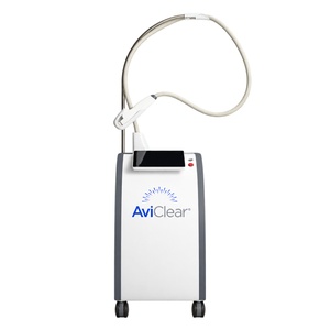 <b> AviClear® Cutera </b><br> Dystrybutor:  BOGDANI DERMATOLOGIA  <br><br> Przełomowe, zatwierdzone przez FDA urządzenie laserowe dedykowane skutecznemu leczeniu trądziku zapalnego o różnym nasileniu. Wykorzystuje unikalną długość fali 1726 nm, która selektywnie i bezpiecznie celuje w gruczoły łojowe, redukując produkcję sebum i hamując rozwój bakterii odpowiedzialnych za zmiany trądzikowe. Zabiegi trwają około 30 minut, a już po serii 3 zabiegów uzyskuje się trwałe efekty, z poprawą widoczną nawet po 12 miesiącach. AviClear zapewnia wysoki komfort dzięki systemowi chłodzenia kontaktowego AviCool™ oraz inteligentnemu sensorowi nacisku, gwarantując równomierne pokrycie skóry. Ze względu na skuteczność, bezpieczeństwo i brak skutków ubocznych, AviClear jest innowacyjnym rozwiązaniem dla pacjentów z trądzikiem na wszystkich fototypach skóry i o każdej porze roku.