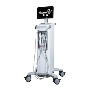 <b> Thermage FLX  </b><br> Dystrybutor:  SOLTA MEDICAL    <br><br> 4. edycja pierwszego na świecie systemu do nieinwazyjnego liftingu skóry, opartego na technologii monopolarnej RF. Zapewnia objętościowe, jednolite ogrzewanie średnio głębokich i głębokich warstw skóry właściwej oraz selektywne podgrzewanie pasm włóknistych przegrody tkanki łącznej do 4,3 mm, stymulując produkcję kolagenu i remodeling włókien pod całą powierzchnią końcówki zabiegowej. Pracuje z energią RF do 400 W i częstotliwością 6,78 MHz. Technologia Comfort Pulse (RF + chłodzenie + wibracja) zapewnia odwrócony gradient termiczny i modulację sygnału bólowego. System AccuREP analizuje oporność tkanek przy każdym impulsie, automatycznie dostosowując energię. Thermage FLX posiada certyfikat FDA  na szeroki zakres wskazań, w tym leczenie wiotkości skóry okolic oczu.