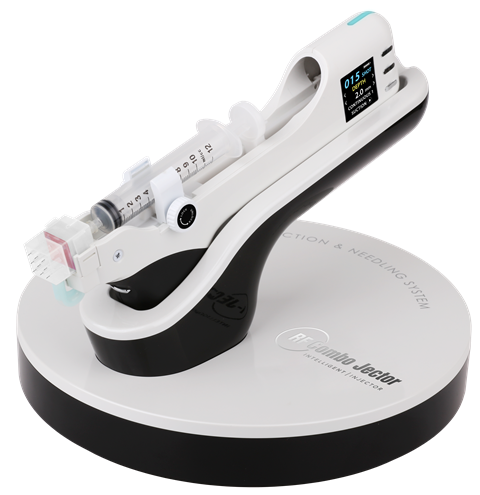 <b>RF Combo Jector </b><br> Dystrybutor: Beautyeurope.eu  <br><br> Bezprzewodowe urządzenie łączące radiofrekwencję (RF) z precyzyjnym podawaniem preparatów. Oferuje cztery tryby pracy: mezoterapię igłową, mezoterapię z jednoczesnym działaniem RF oraz RF igłową i mikroigłową. Regulowana głębokość wkłucia 0,2–5 mm, poziom RF i podciśnienia pozwalają dopasować zabieg do potrzeb pacjenta. System vacuum stabilizuje skórę, zwiększając precyzję i komfort, a technologia cofania tłoka ogranicza utratę preparatu. Urządzenie znajduje zastosowanie m.in. w terapii blizn, rozstępów, zmarszczek, utraty jędrności i rozszerzonych porów na twarzy, ciele i skórze głowy.