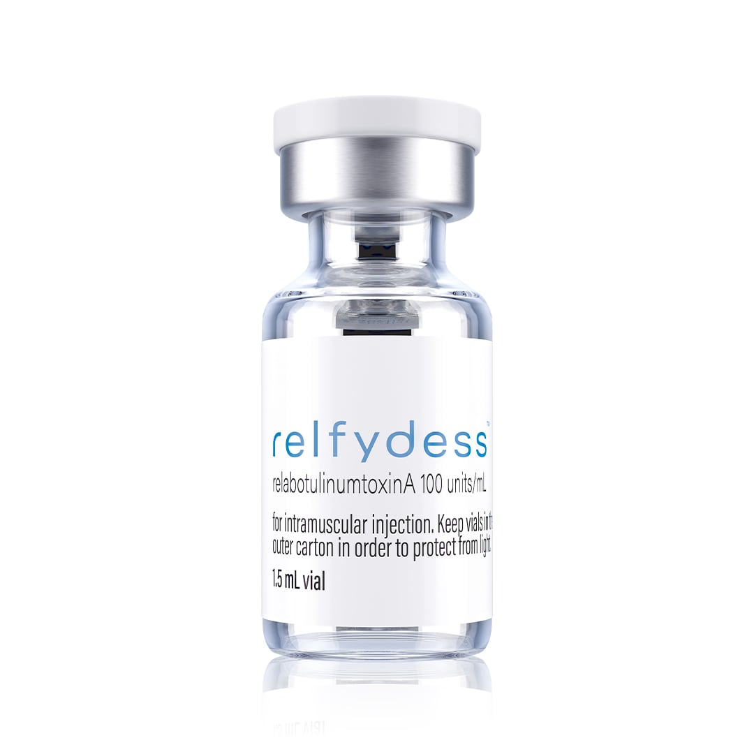 <b> Relfydess  </b><br> Dystrybutor: GALDERMA    <br><br> Toksyna botulinowa typu A najnowszej generacji, opracowana przez firmę Galderma, lidera w dziedzinie dermatologii estetycznej. To pierwszy tego typu preparat dostępny w postaci gotowego do użycia roztworu – bez potrzeby rozcieńczania przed zabiegiem, co zapewnia większą precyzję i bezpieczeństwo dla pacjenta. Relfydess działa poprzez blokowanie sygnałów nerwowych odpowiedzialnych za kurczenie się mięśni mimicznych. Dzięki temu dochodzi do czasowego rozluźnienia mięśni, co prowadzi do wygładzenia zmarszczek dynamicznych – tych, które powstają w wyniku mimiki.